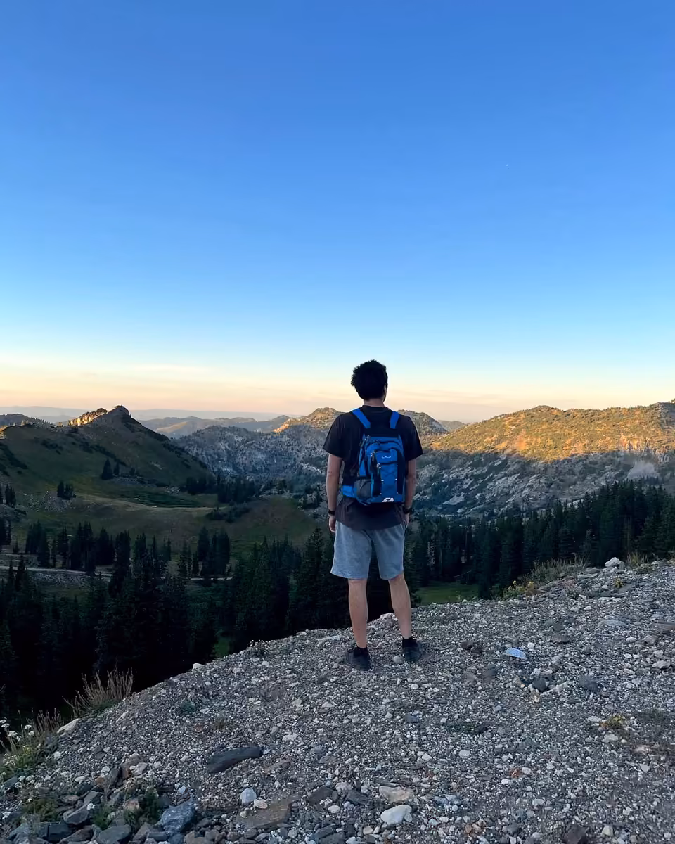 Jess LeFevre, CHPC står på en bergstopp i Alta, Utah